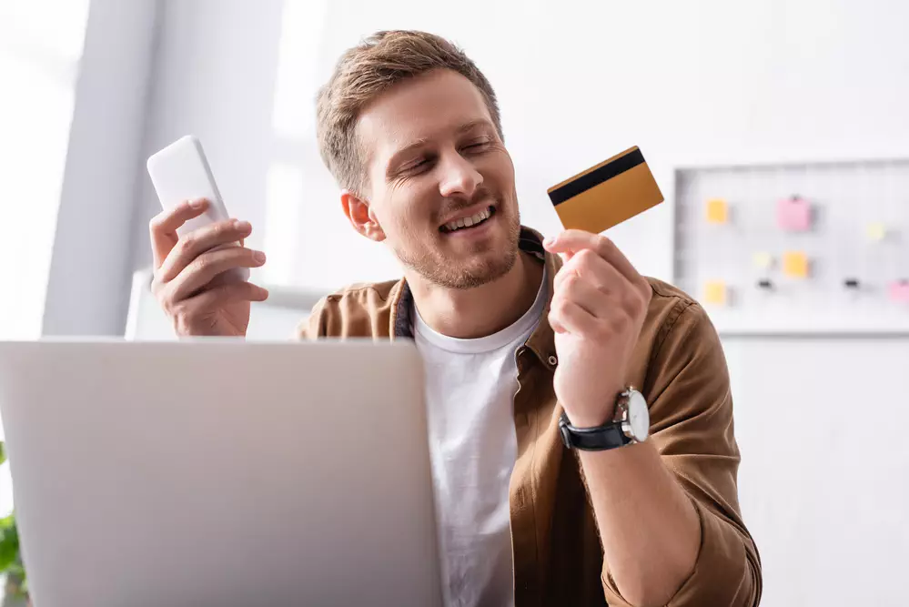 featured image of man successfully cash out of prepaid card