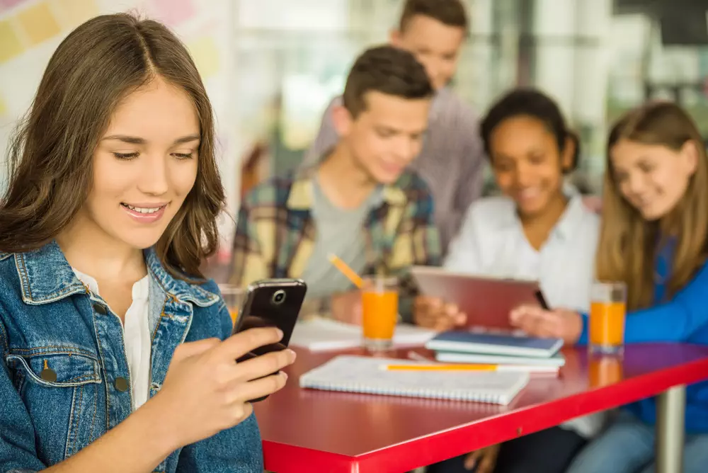 Internet safety for teens: How to keep teenagers safe online - Consumer ...